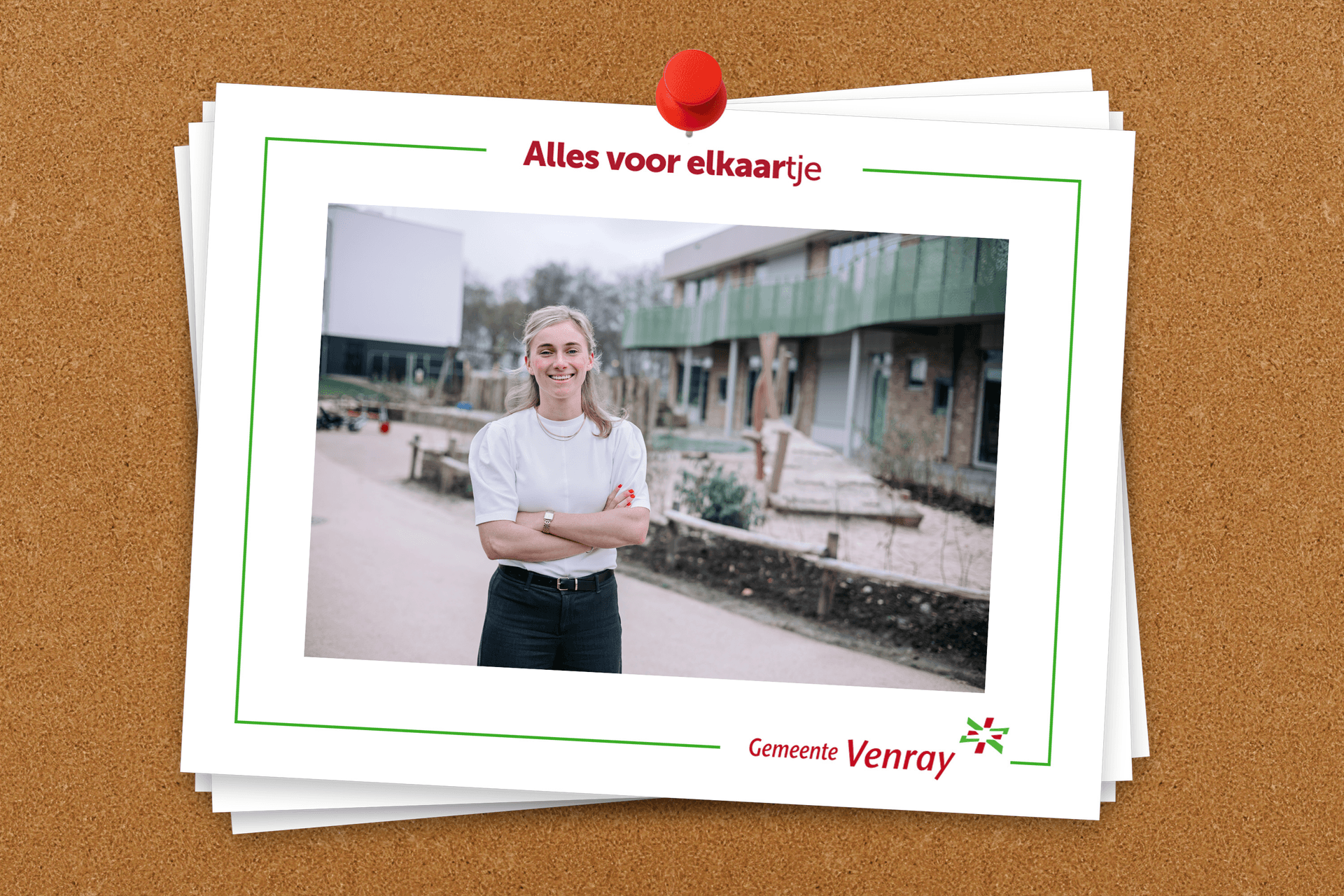 Prikbord met stapel kaartjes erop geprikt. Op de voorste staat een foto van Merel met de tekst 'Alles voor elkaartje'.