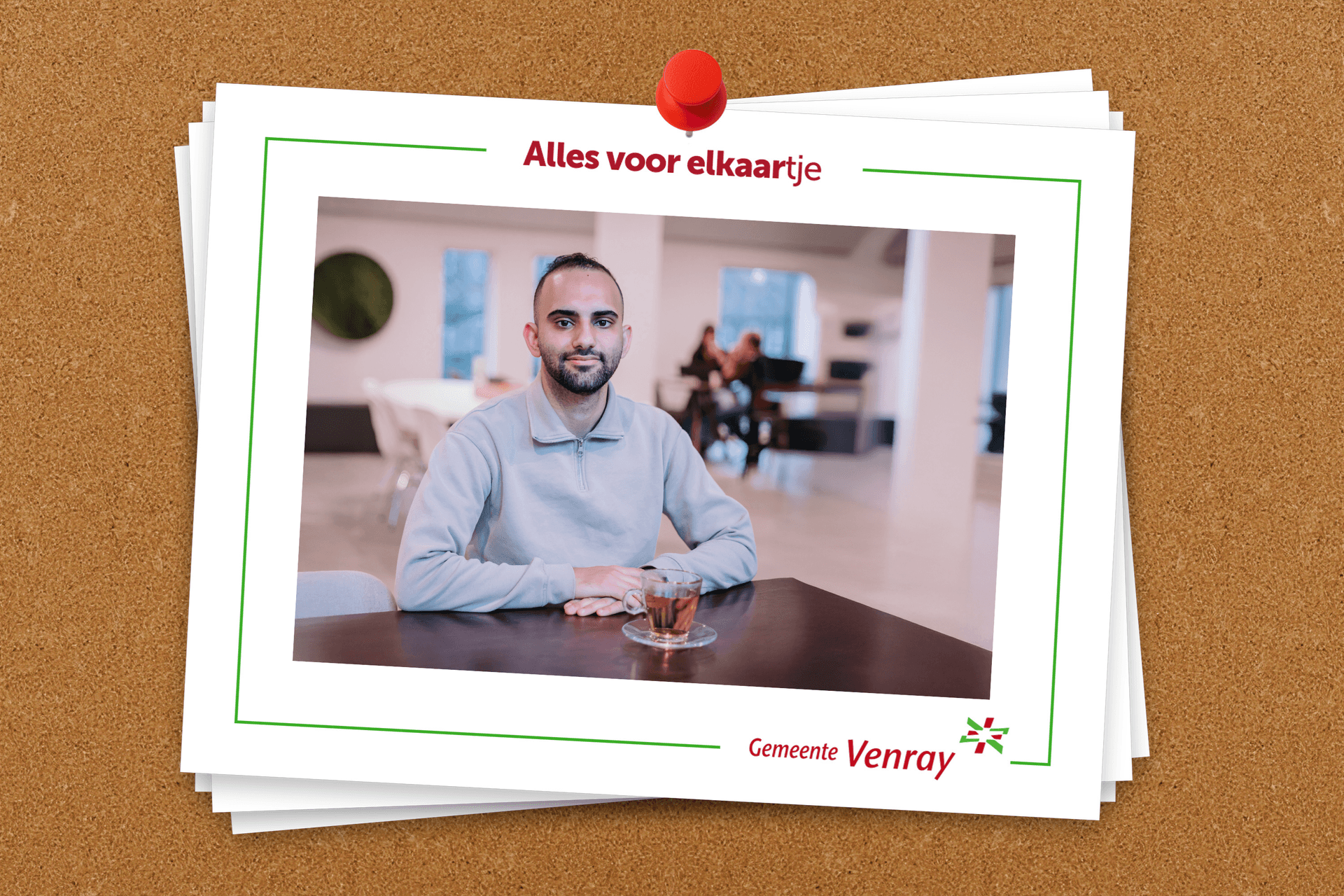 Prikbord met stapel kaartjes. Op de voorste staat een foto van Reza met de tekst 'Alles voor elkaartje'.