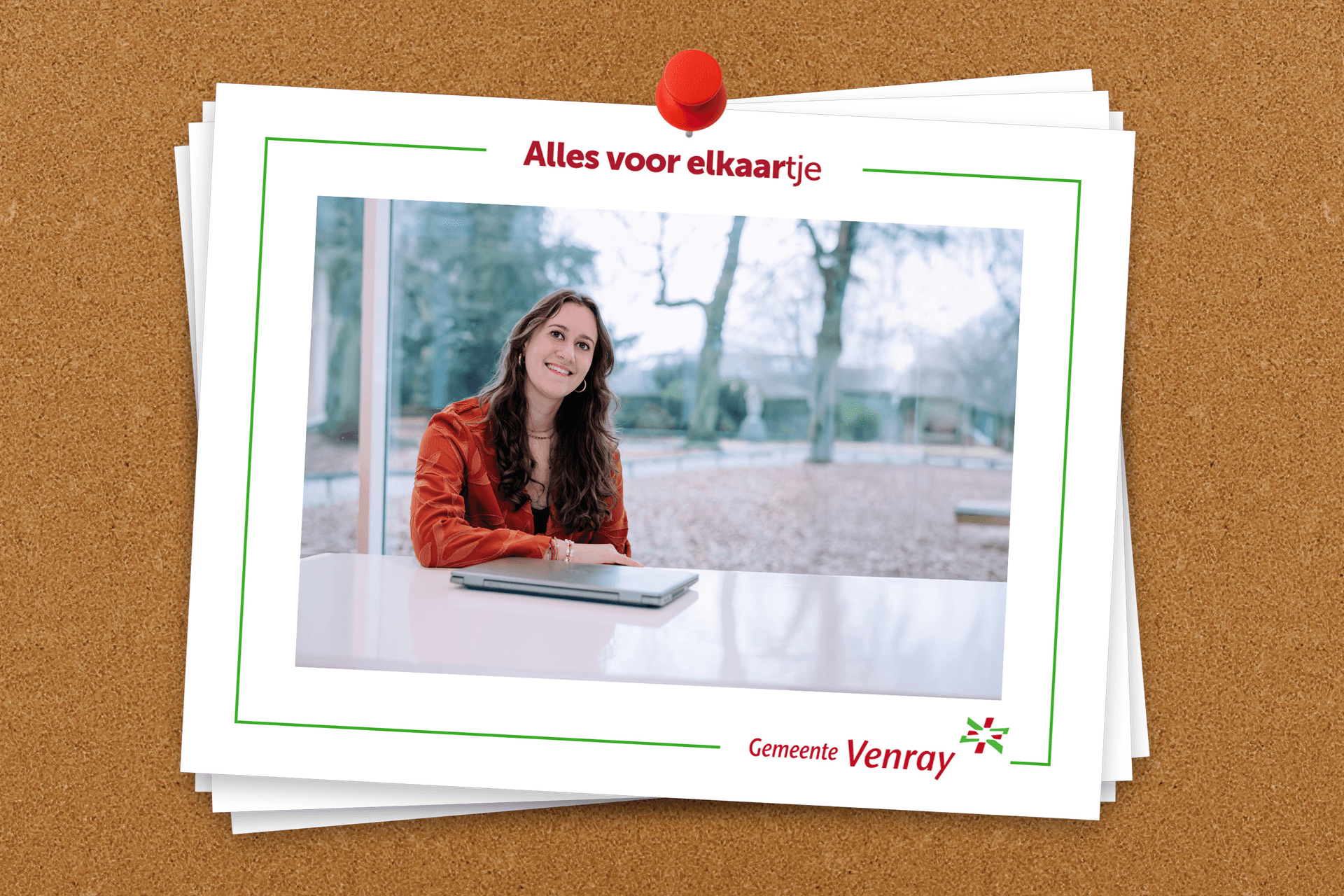 Prikbord met stapel kaartjes. Op de voorste staat een foto van Alon met de tekst 'Alles voor elkaartje'.