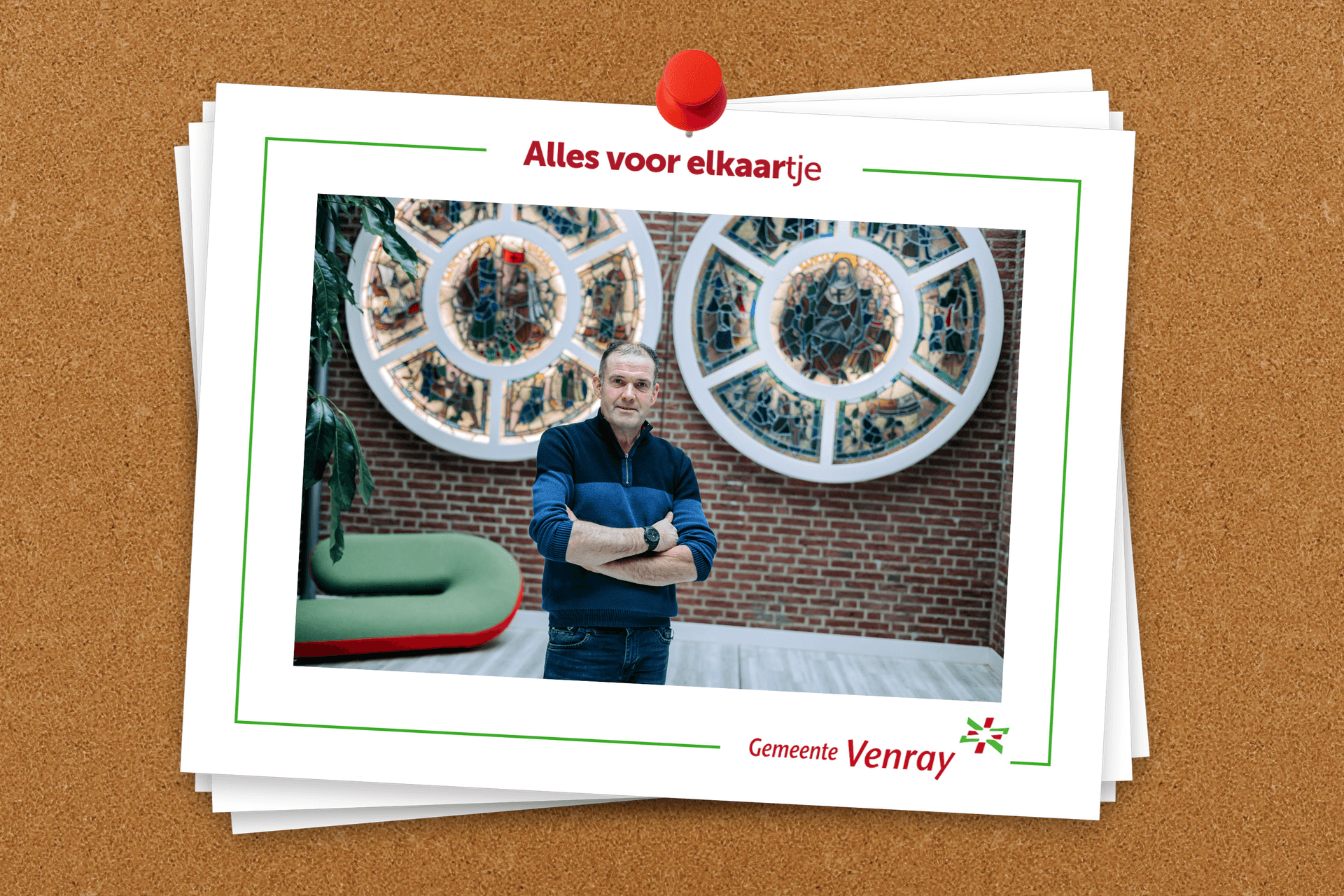 Prikbord met een stapel kaartjes. Op de voorste staat een foto van Jan met de tekst 'Alles voor elkaartje'.