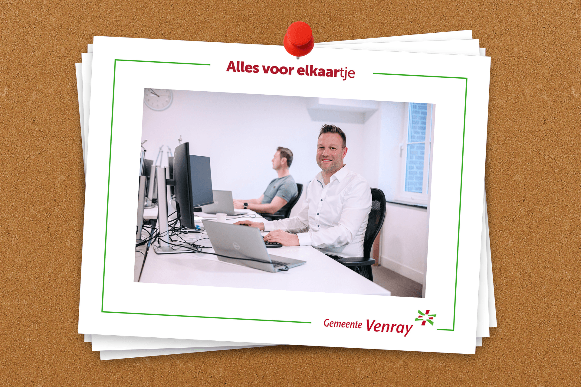 Prikbord met stapel kaartjes erop geprikt. Op de voorste staat een foto van Leon met de tekst 'Alles voor elkaartje'.