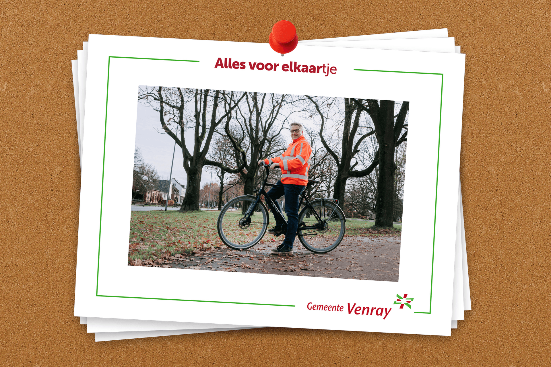 Prikbord met stapel kaartjes erop. Op de voorste staat een foto van Willem met de tekst 'Alles voor elkaartje'.